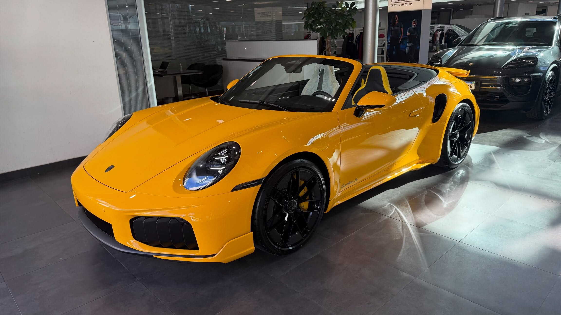 Porsche amarelo imagem de composição do showroom conceitual